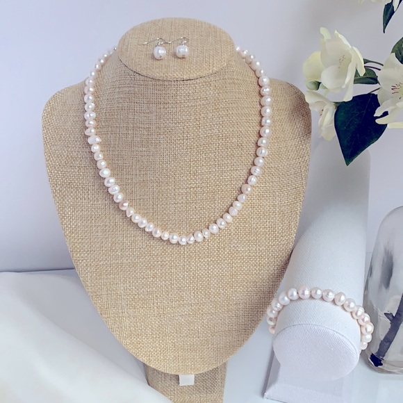 Jewelry - Freshwater pearl necklace, bracelet, earrings set